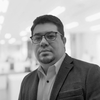 Sideney Schreiner, foto de perfil em preto e branco