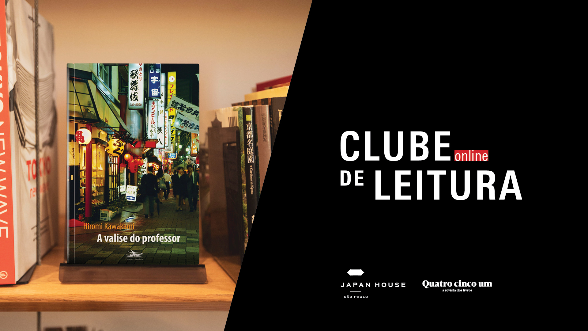Banner informativo: Clube de Leitura ONLINE. Logos da Japan House São Paulo + Quatro Cinco Um. Ao lado esquerdo, o livro 'A valise do professor' em estante de madeira com outros livros ao lado.