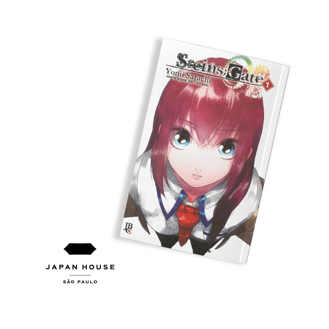  Capa do Mangá Steins;Gate. A imagem retrata uma menina em desenho 2D de uma menina de olhos azuis e cabelos vermelhos na altura do ombro com franja.Ela veste um uniforme branco com bordas azuis e gravata vermelha.