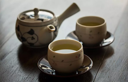  Preparo, degustação e harmonização de chás japoneses, por Japan House São Paulo e Yuri Hayashi