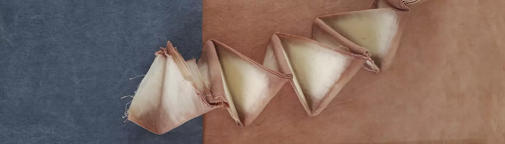 Oficina infantil // Tingimento em dobras de papel, com Tati Polo