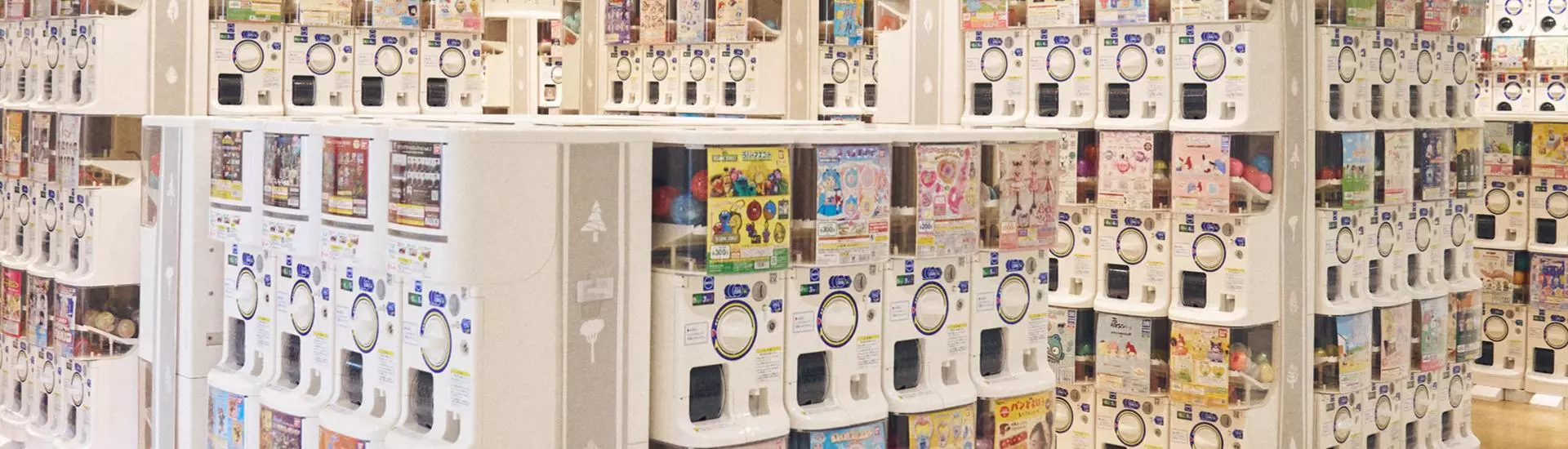 As máquinas de brinquedos em cápsula do Japão