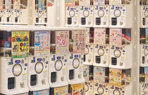  As máquinas de brinquedos em cápsula do Japão