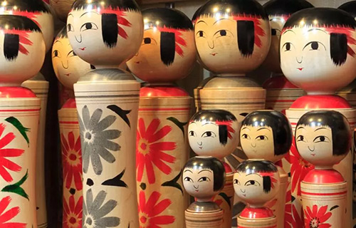  Kokeshi: as cobiçadas e colecionáveis bonecas de madeira japonesas