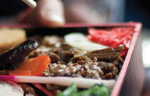  Ekiben: bandejita de comida que se vende en las estaciones de trenes de Japón