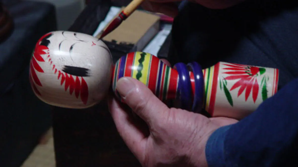 Pintura em kokeshi © Museu Miyagizao Kokeshi