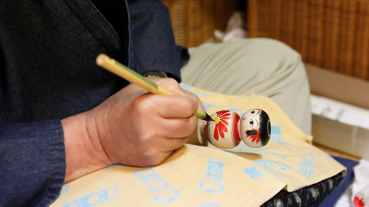 Pintura em kokeshi © Museu Miyagizao Kokeshi